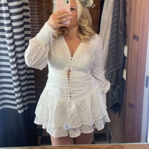 Klänning - Säljer denna jättevackra klänningen från fashion nova då den inte kommer till användning, en knapp har åkt av men är påsydd, syns ingenting 💕