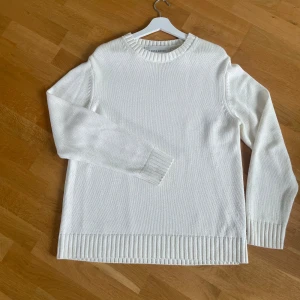 Vit stickad tröja från A Day's March - Klassisk vit stickad tröja från A Day's March i storlek medium. Tröjan har rund halsringning, ribbade muddar vid ärmslut och nederkant samt lång ärm. En otroligt fin tröja som passar till det mesta! Skick: Mycket bra, Nypris: 1500kr, Mitt pris: 500kr