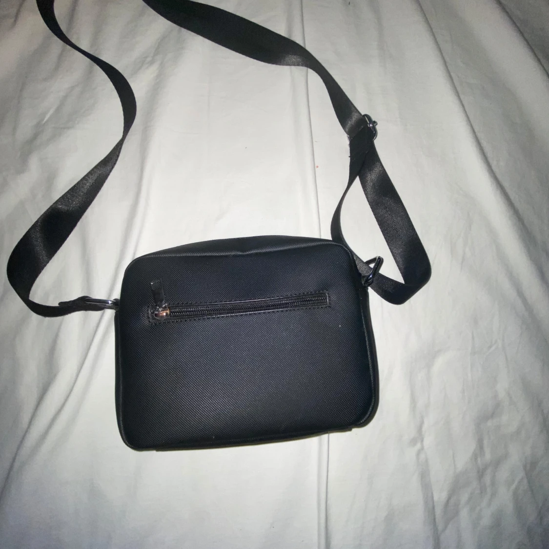 Svart axelväska med justerbart band från Lacoste - 1