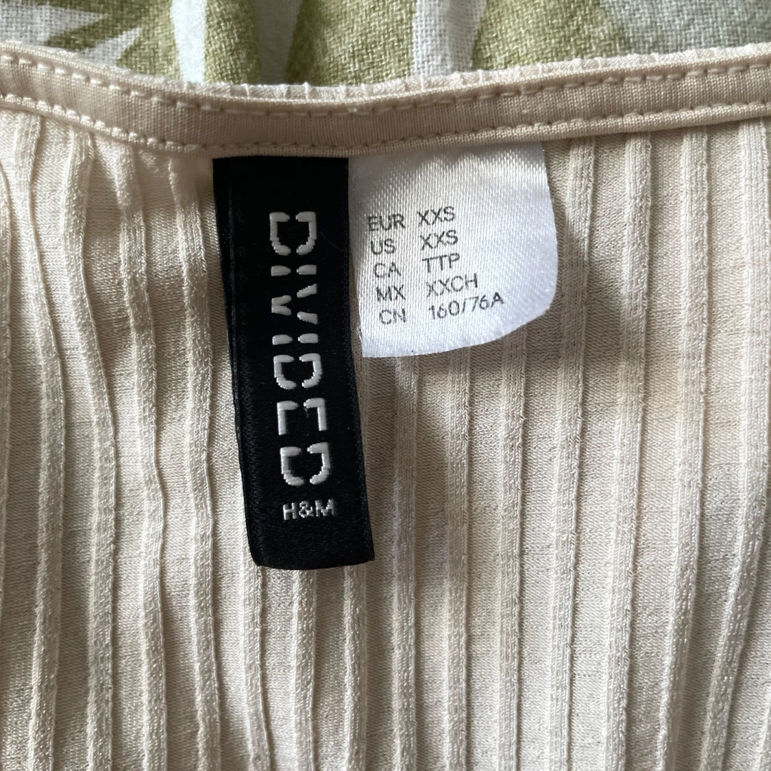 Ribbad beige kortklänning H&M Divided - 1