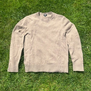 Beige kashmirtröja från Uniqlo - Säljer en stilren beige tröja från Uniqlo i mjuk kashmir. Tröjan har rund halsringning, ribbade muddar och lång ärm. Perfekt för dig som gillar en clean och klassisk look med premiumkänsla. Tröjan kostar 1199 kronor nypris. Tröjan har inga tecken på användning. Perfekt till hösten 🍂 