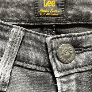 Svarta, stretchiga Lee jeans strl W25 L31 modell ScarlettHigh-som nya! - Säljer ett par svarta, washed out Lee jeans i strl W25 L31. Modellen heter Scarlett High och är superskön med sin höga midja och skinny fit! Materialet är mycket stretchigt och mjukt. Det är en klassisk 5- ficksmodell med dragkedjegylf och det ikoniska lädermärket bak. Har kanske använt dem 2-3 ggr så nästan som nya. Katter finns i hemmet