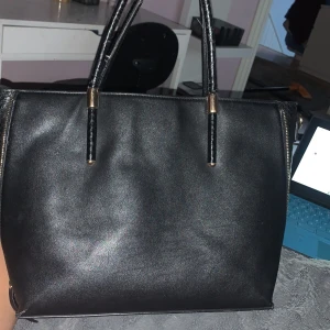 Svart väska  - En stor väska som rymmer mycket saker i och drag kedjan är jätte bra skick och hela väskan. Och vi kan prata om priset om det behövs! 