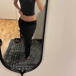 Svart långkjol med tight passform - Säljer en svart långkjol med tight passform. 