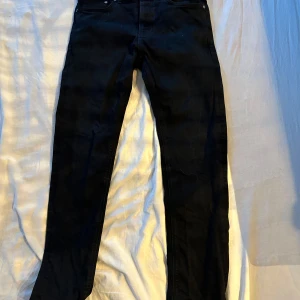 Svarta skinny jeans från Nudie Jeans - Jeans från Nudie. Storlek 32/34, modellen på jeansen är Steady Eddie 11