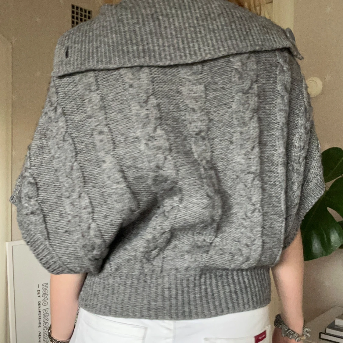 Grå stickad kofta med stora knappar - 2