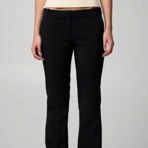 Lågmidjade kostymbyxor - Kostymbyxor från Bikbok i modellen Vera. Antingen regular eller petite. Jättebra skick och använda fåtal gånger🌸 säljer pga för små för mig!! 
