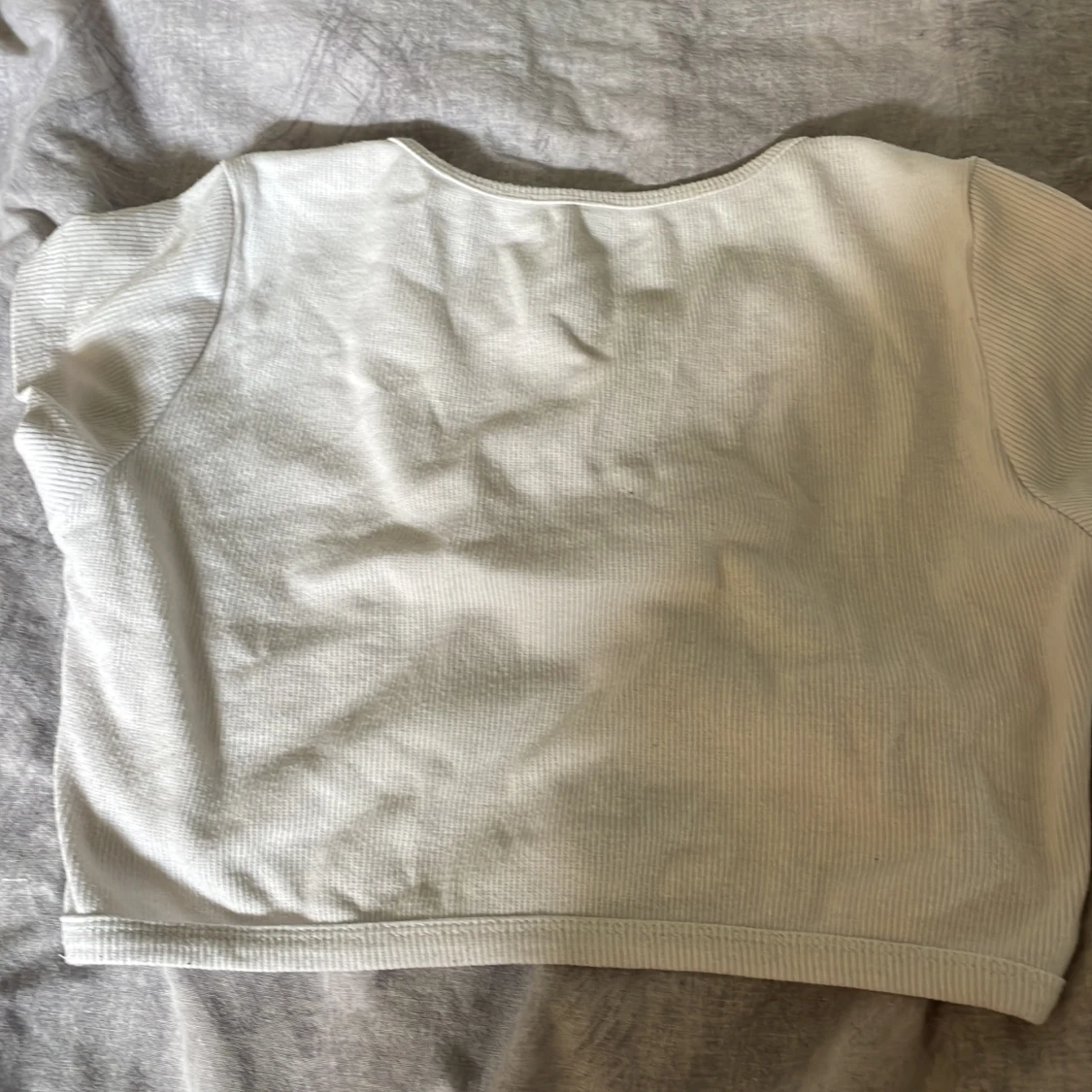 Vit ribbad croppad topp med knappar - 2