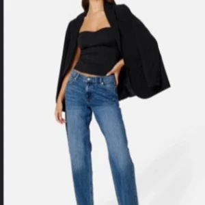 Blå raka jeans från Bubble Room - Snygga blå jeans från Bubble Room med klassisk fyrficksmodell och raka ben. Jeansen har normal passform och är tillverkade i mjukt bomullsjeans. Perfekta till en cool och avslappnad look.  Köparen står för frakten. 