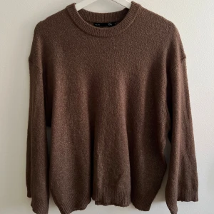 Brun stickad tröja med rund hals - Mysig brun stickad tröja från Lager157 med rund halsringning och långa ärmar. Tröjan har en relaxed fit och sitter jättefint på.