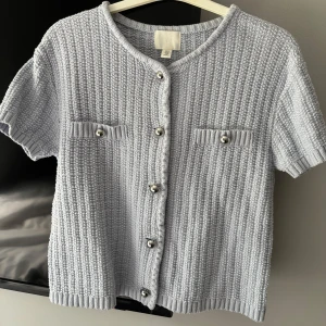 Ljusblå kortärmad tröja - En jättefin ljusblå kortärmad tröja som tyvärr inte kommer till användning. Tröjan är i storlek M men den är väldigt liten i storlek så den passar även folk med storlek S och mig som bär Xs i kläder! Tröjan är från H&M och är helt slutsåld. Hör av er vid fler frågor eller bilder!💕🥰