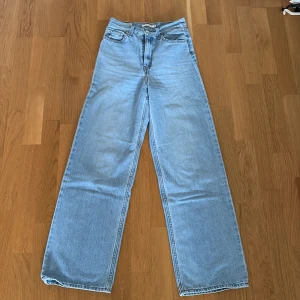 Levi's High Loose ljusblå jeans 26 - Ljusblå jeans från Levi's i modellen High Loose med hög midja och riktigt breda, raka ben. Klassisk femficksdesign, Levi's-patch baktill och röd logotagg på bakfickan. Perfekta för en avslappnad och trendig look. Superfina skick, använd bara ett fåttal gånger! W26 L33