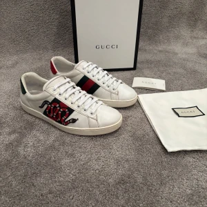 Gucci snake skor  - Hej! Säljer nu dessa väldigt populära och sällsynta Gucci snake Skorna! Storlek UK 8 vilket motsvarar 42-43! Skick 9,5/10 ny pris= 9500 kr, Säljs för 2699 kr! OG tillkommer vid köp! Kvitto finns 
