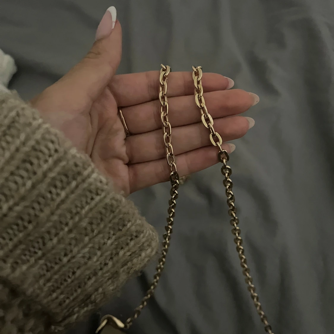 Beige axelremsväska i lyxig stil - 1