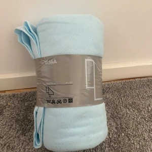 Filt  - Ljusblå filt från IKEA, modell IRMA, i storleken 130x170 cm. Ny och oanvänd! 📩 Skicka gärna ett meddelande vid frågor eller om du vill ha flera bilder! 🌸😊 📦 Jag skickar snabbt och packar alltid med omsorg!