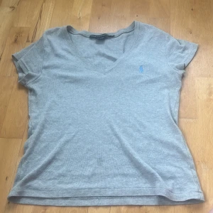 Ralph Lauren T-shirt  - Säljer en Ralph lauren t-shirt! Kontakta om ni undrar något!🫶🏻