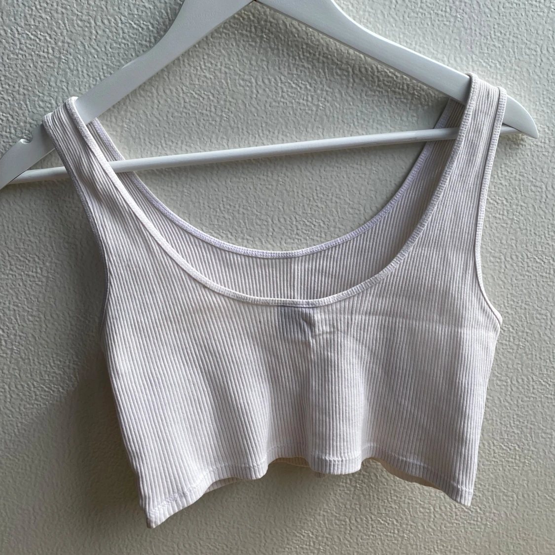 Vit ribbad croppad linnetopp - 1