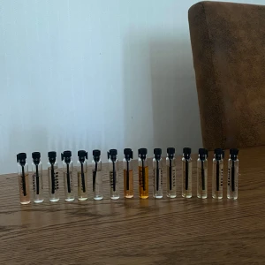 15st Essence testers - Säljer alla dessa 15st essence tester de är lite använda som ni ser på bilden💕alla för 200kr eller 1 för 20kr. Femina vivit            Sassy Classy          Vanilla sass  Absolut vanilla  Dirty dancing  Sugar kiss  Tres femme Ella la Nuit  Coco on the beach  Jardin de flora  Milky flower  Femina fiori  Warm n spicy  Fleur chere Iconic flower 