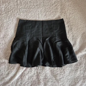 Svart kjol i linen blend - Supersnygg svart kortkjol från H&M i linen blend. Säljer då det inte är min stil längre✨️