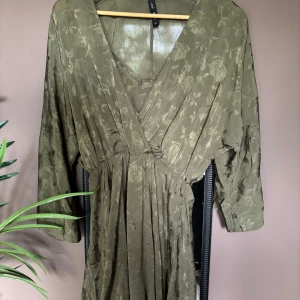 Grön klänning - Säljer denna fina gröna klänning ifrån Mango för att den inte kommer till användning. Använd 1 gång så är i bra skick ! Är i st Xs och säljer den för 200kr+frakt