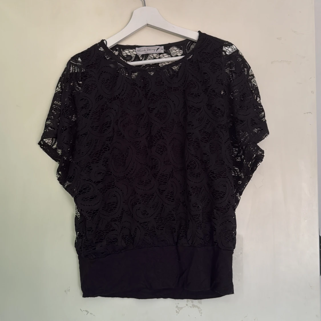 Svart spetsblus från Black Story