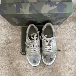 Valentino rockrunner - Vita/ beiga Valentino rockrunners i storlek 41 men rockrunners brukar vara större i storleken så de passar 42. Allt på bilden medkommer. Har du några funderingar kom dm. Skorna är rätt slitna i dagsläget inte som dem gör på bilderna men hör av er om bilder därför det låga priset.