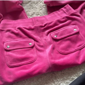 Juicy couture  - Jätte fina mjukis byxor från juicy contoure, inga defekter och knappt använda. 