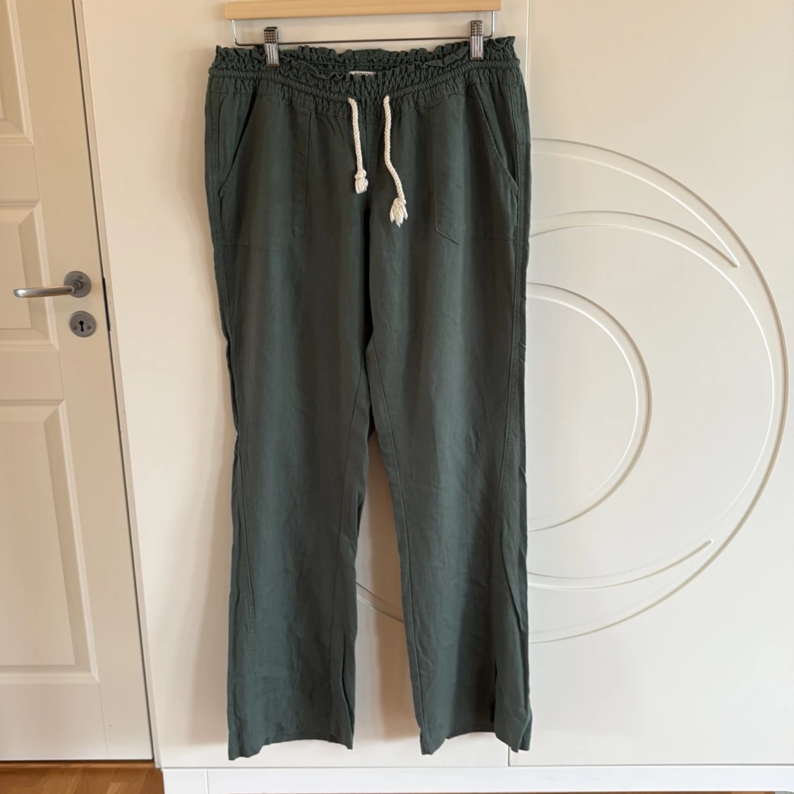 Gröna linnebyxor från Roxy med snörning - 3