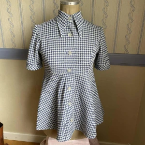 Vintage kortärmad topp - Topp med blåvitt hundtandsmönster, den går ut vid midjan. Str. 40. 🩷