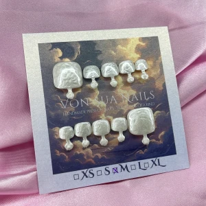 PearlCore (M);Square Toe - Handgjorda toe press-on naglar i en skimrande pärlemor. Naglarna har en fyrkantig form och kommer i ett set i storlek  M: 16 mm, 9,5 mm, 10 mm, 9,5 mm, 7 mm. Perfekt för dig som vill ha snygga naglar snabbt och enkelt.