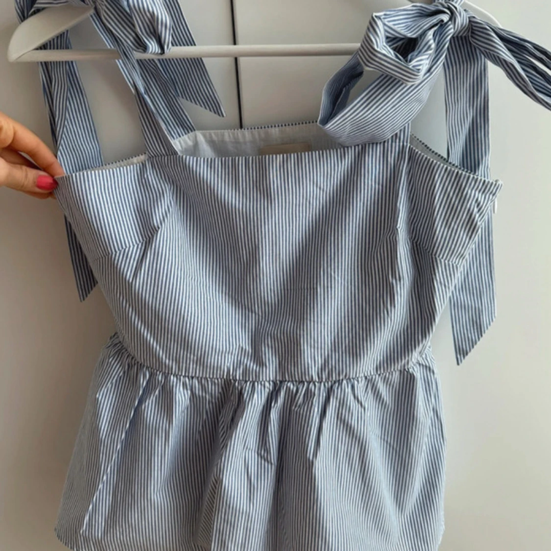 Randig blå linnetopp med rosetter  - 4