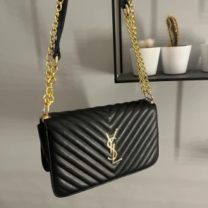 Ysl väska - Intressekoll på min handväska, använd cirka 2 gånger! Jättefint skick och går att justera så den kan bäras olika. Buda gärna!