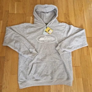 Grå corteiz hoodie - Säljer en helt ny corteiz hoodie !!                    Stor i storlek så L passar XL !