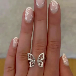 Silverfärgad fjärilsring med glittriga detaljer - Säljer en snygg silverfärgad fjärilsring med glittriga stenar. Justerbar i storleken ❤️