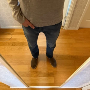 Levis 501 - Tja, säljer ett par fina Levis 501. Storleken är 30/32 och modellen ungefär 182 cm. Pris går att diskutera i pm. Nypris 1149 kr. Mitt pris 219 kr. 