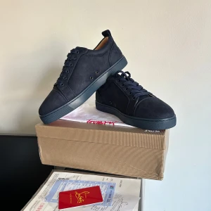 Mörkblå mocka sneakers från Louboutin - Hej jag säljer mina skor som är helt nya och allt följer med 