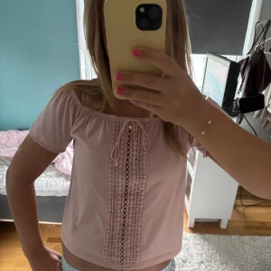 Ljusrosa offshoulder blus med spets - Supersöt ljusrosa blus med offshoulder och korta ärmar. Snabb frakt och pris kan diskuteras🥰🩷🩷🩷