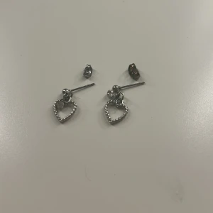 Silvriga örhängen - Säljer dessa jättegulliga hjärt örhängena!💓 De kommer aldrig till användning. Kontakta gärna innan köp. OBS, katt finns i hemmet