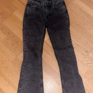 Svarta bootcut Jeans - Snygga svarta bootcut jeans från Perfect Jeans i tvättad denim. Modellen är klassisk, bälteshällor och dragkedjegylf. Jeansen har en lätt utsvängd passform nertill och är perfekta för en trendig vardagslook.
