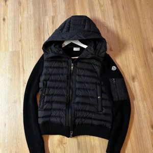 Moncler Cardigan  - Storlek small, fint skick, har tagsen kvar