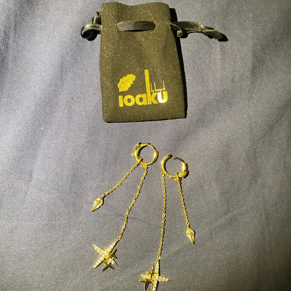 Guldiga IOAKU örhängen med stjärndetaljer - 2