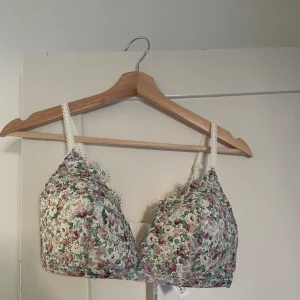 Blommig spets-bh från Intimissimi - Helt nyinköpt bh från Intimissimi som tyvärr är för liten i storlek för mig. Helt oanvänd med prislapp kvar. Testad en gång. Nypris 499 kr. 