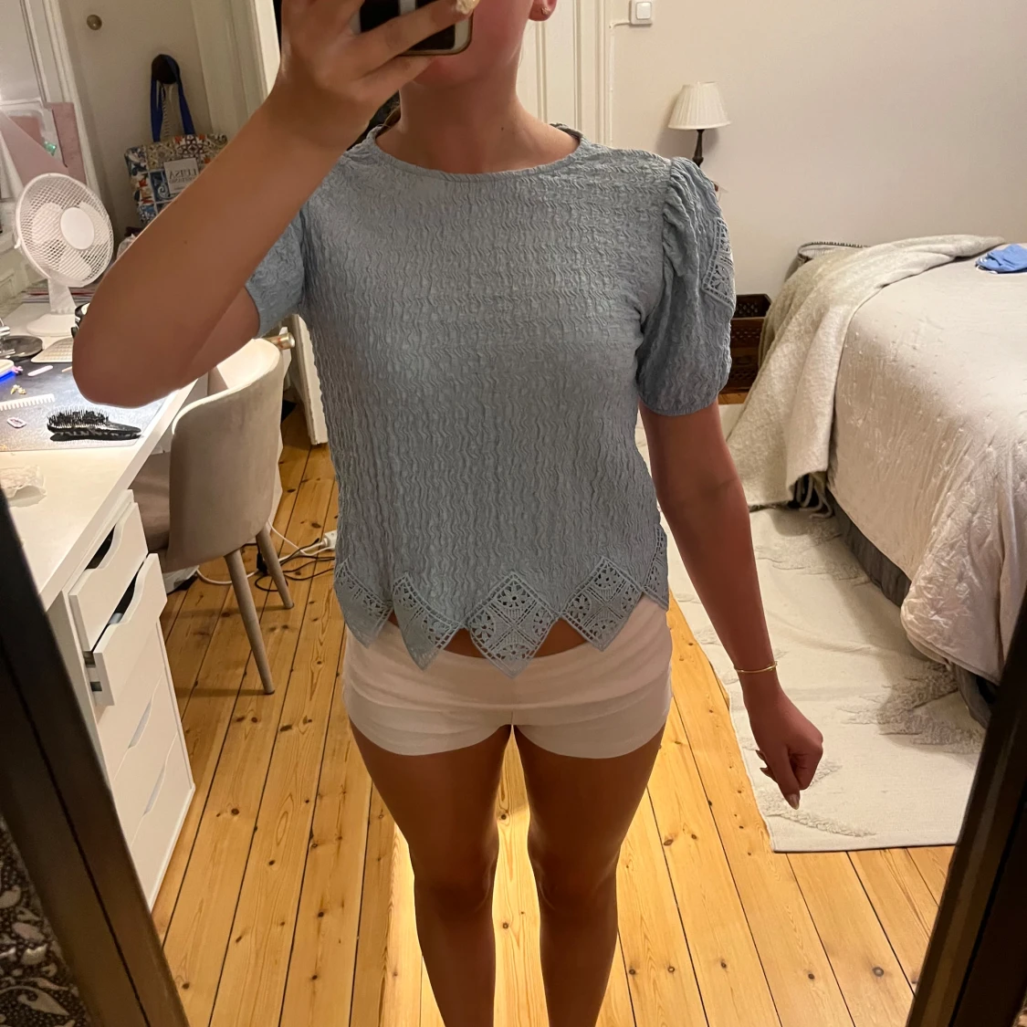 Ljusblå blus med spets från Zara