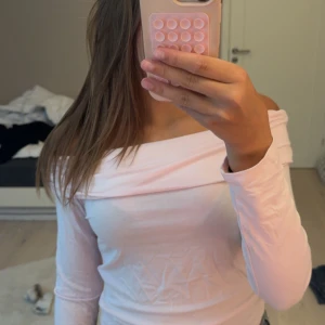 Ljusrosa offshoulder långärmad topp - Säljer en ljusrosa långärmad topp med offshoulder-design. Snygg och enkel modell i mjukt material, perfekt att styla med jeans eller kjol🌸