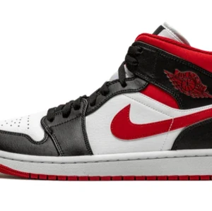 Jordan 1 gym red,white,black mid - Jordan 1s i färgerna röd,vit och svart. Använda men bra skick! Skriv till mig om ni har några funderingar💓💓 