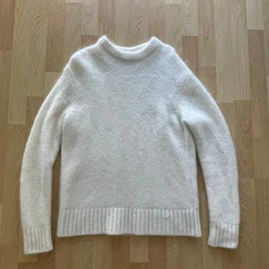 Tietar Mohair Sweater from A Day's March - Mysig vit stickad tröja från A Day's March i storlek S. Tröjan har en klassisk rund halsringning och ribbade muddar vid ärmslut och nederkant. Perfekt för lager-på-lager under kyliga dagar.