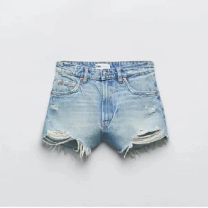 Ljusa slitna jeansshorts från Zara - Säljer ett par ljusblå jeansshorts från Zara med  slitningar och fransig kant. Jeansen är i storlek 36 och är helt perfekta för sommaren!💕 skriv för frågor eller fler bilder☀️