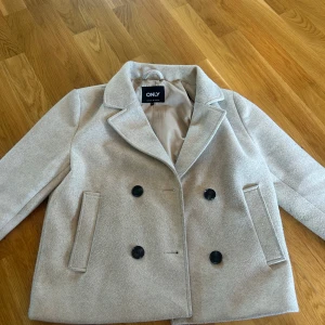 Beige kappa - Stilren beige kappa från ONLY! Jackan har två fickor framtill, bred krage. Perfekt nu till hösten! Köpt för 800 💕