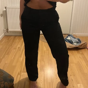 Svarta kostymbyxor med rak passform - Säljer ett par svarta kostymbyxor från HM med normal midja och rak passform. Byxorna har hällor för bälte och klassisk design utan synliga detaljer. 💖💖💖