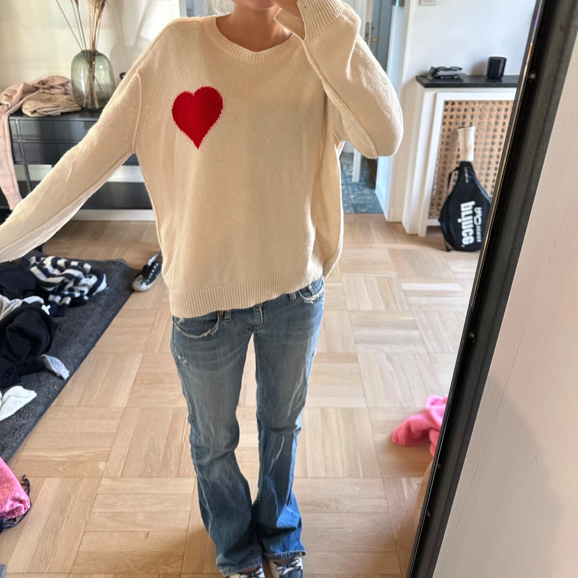 Beige kashmir tröja med rött hjärta